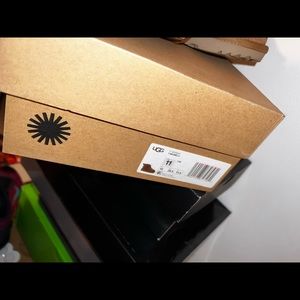 Toddler uggs size 11 like new condition